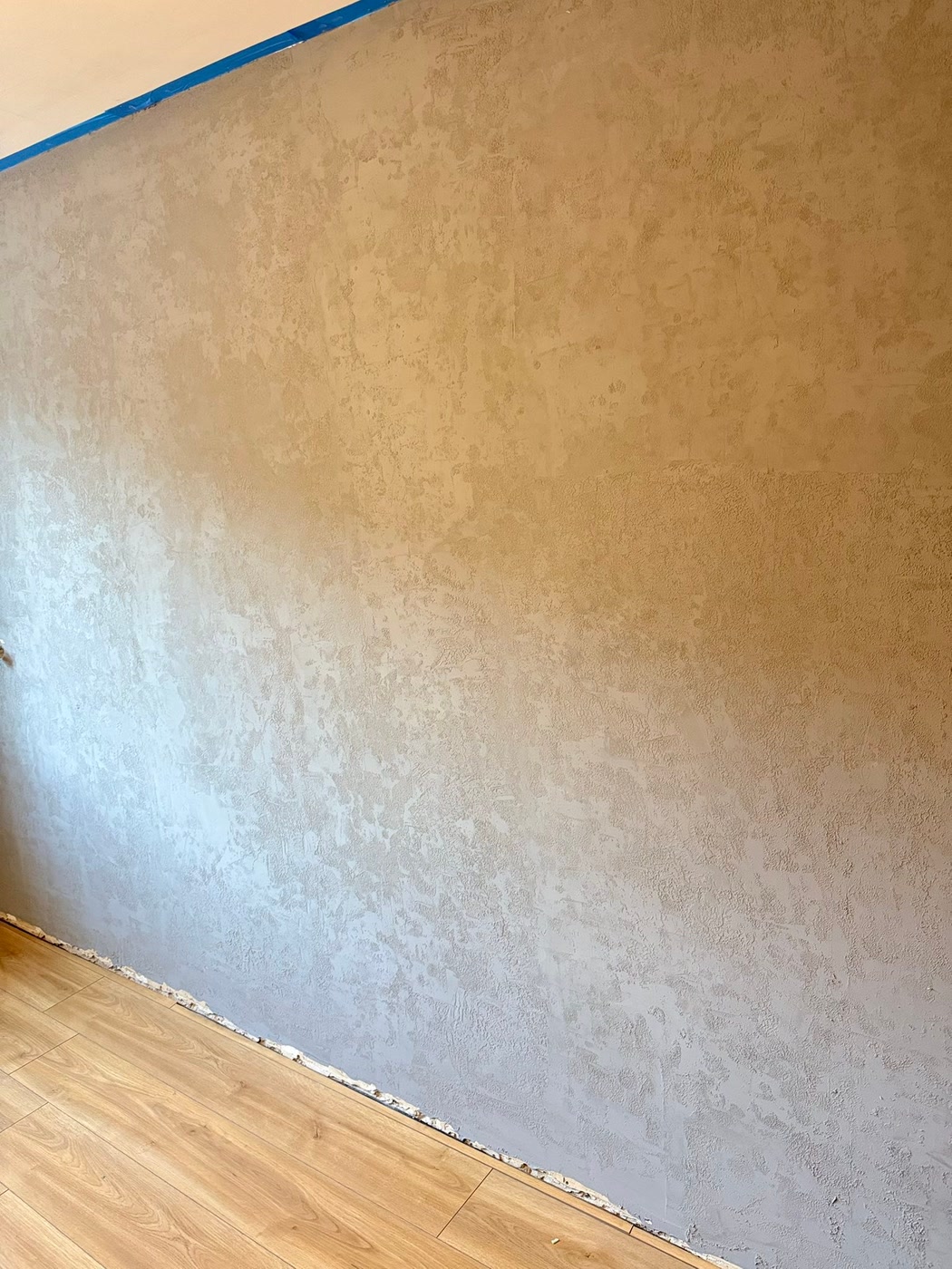 Ściana wykończona betonem architektonicznym w odcieniach beżu i szarości